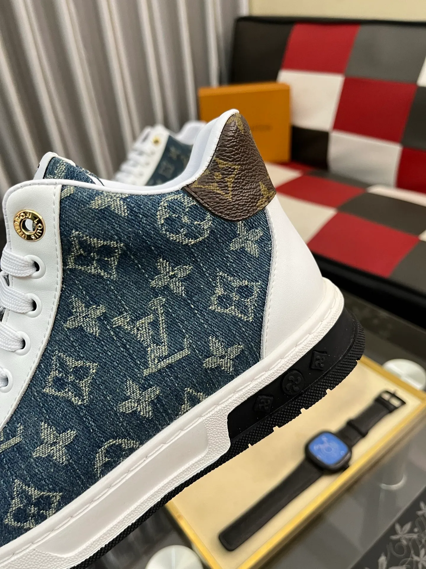 Men's shoes 💰420⌚️⌚️《Louis vuitton/LV Louis Vuitton》original quality.~ Unique modern style sneakers. 🏃A must-have casual shoe for trendy men😍😍 Original brand imported from Italy, imported original leather, cowhide lining (refuses to discolor and grind feet) sole: original sole provided by the original factory, French lazy style design ⚠️Fit to the feet, original quality, super comfortable original sole. Code number: 38-442️⃣Colors available